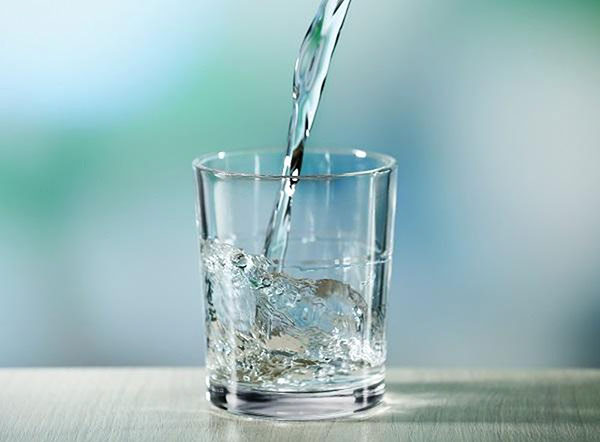 Uống đủ nước là bước quan trọng khi áp dụng Master Cleanse