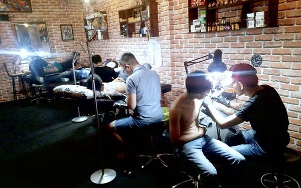 Đỗ Nhân Tattoo là một trong những địa chỉ xỏ khuyên rốn, môi, mũi và chân mày an toàn ở Sài Gòn